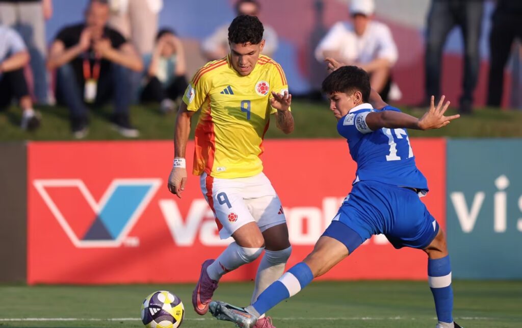 Jugadores de la Selección Colombia Sub 17 y El Salvador disputan el balón durante el partido del Mundial Sub-17 en Catar. 