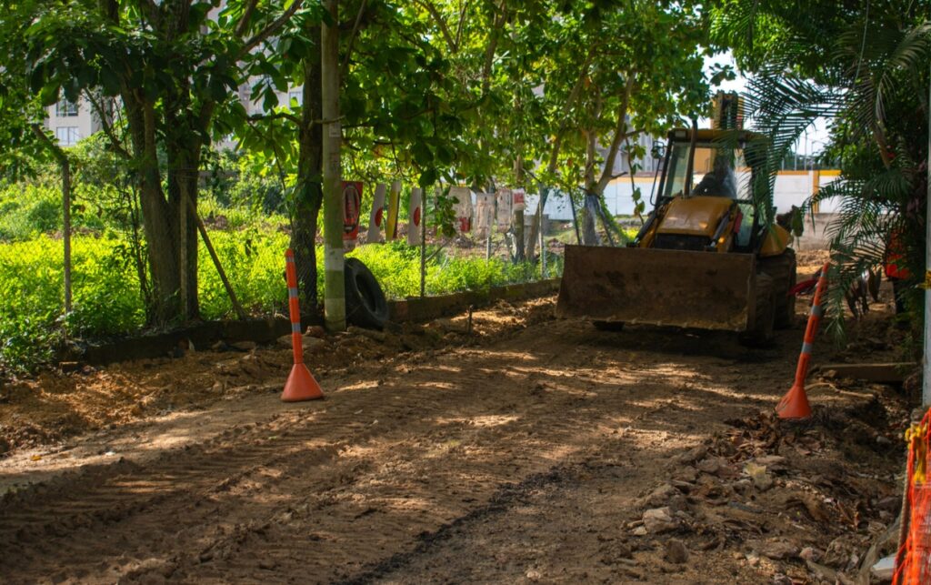 Maquinaria pesada trabaja en la apertura de la nueva vía que conectará La Carolina con Parque Heredia, al sur de Cartagena. 