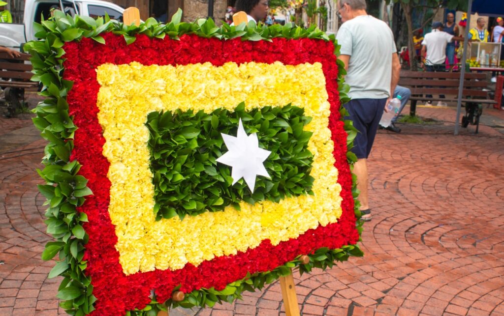 Ofrenda floral con los colores patrios en la Plaza de la Trinidad  durante actos protocolarios del homenaje.  