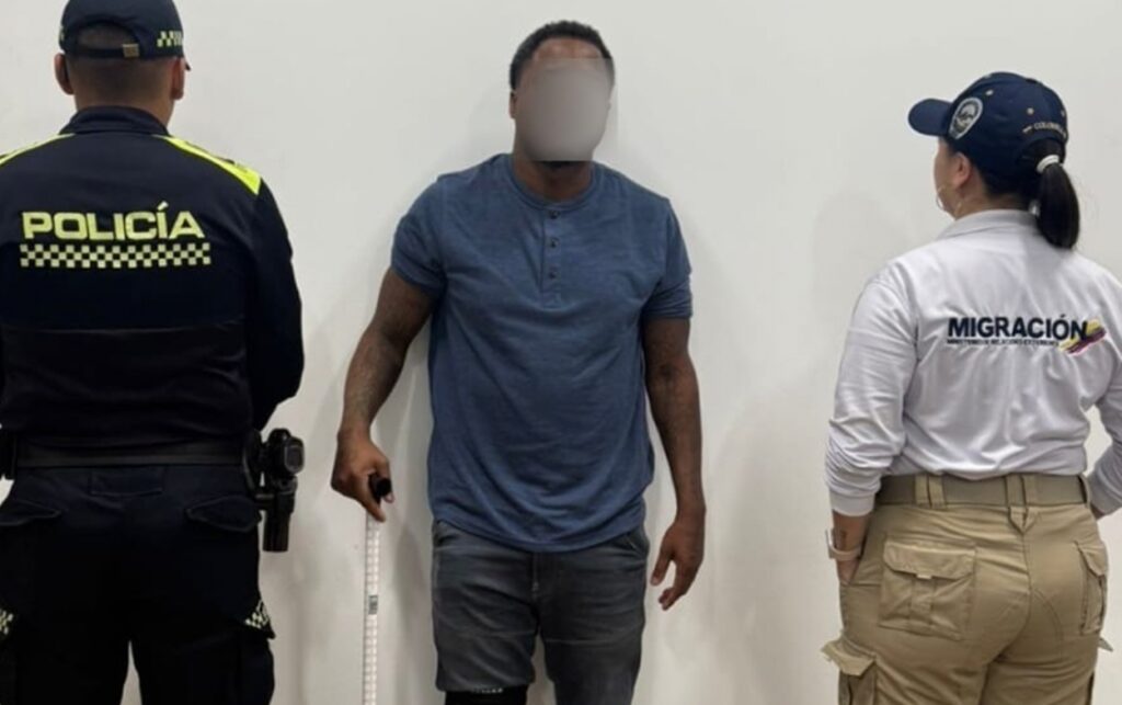 Personal de Migración Colombia en operativo de control migratorio. 