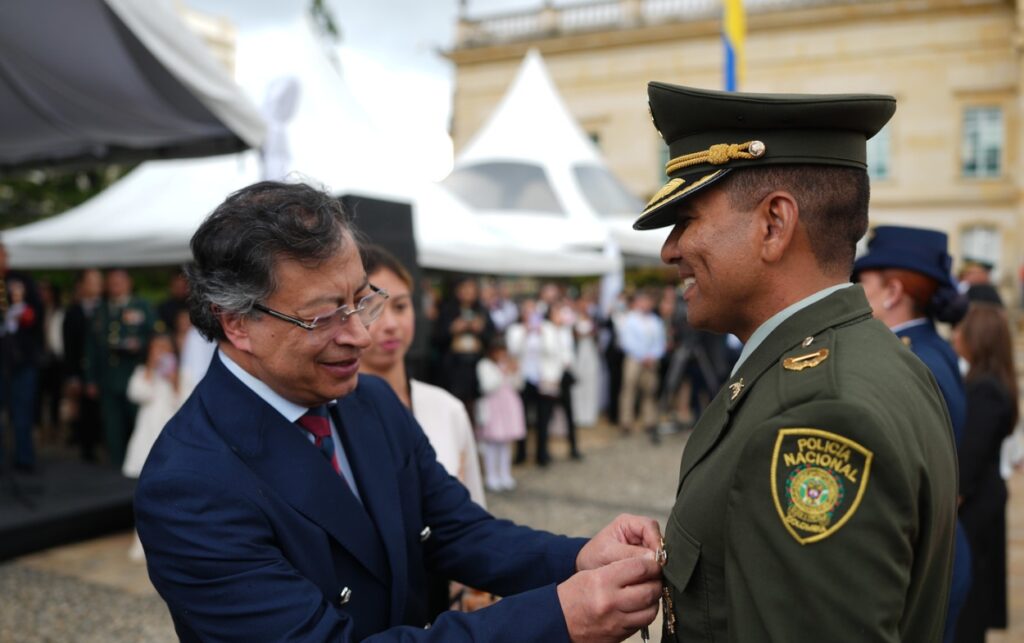 Presidente Gustavo Petro impone una condecoración a un uniformado de la Policía Nacional durante un acto oficial en la Casa de Nariño.