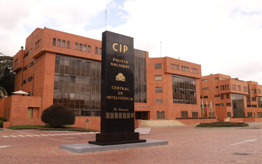Presidente Petro desmiente acusaciones. Fachada de la Dirección Nacional de Inteligencia (DNI), entidad señalada en el informe periodístico por la presunta participación de un funcionario.