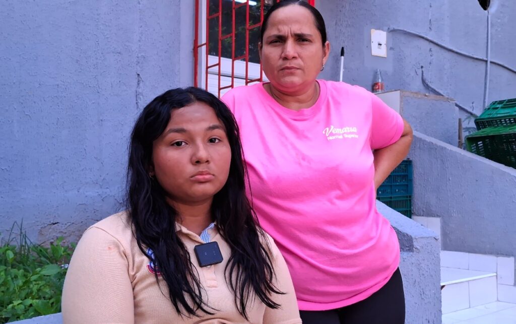 Taliana y su madre posan preocupadas fuera de su casa mientras denuncian anomalías en los resultados del Icfes.. 
