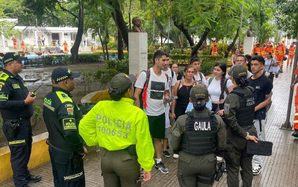 Uniformados del GULA, orientando a ciudadanos sobre la Extorsión. 