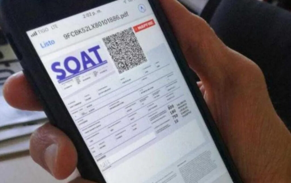 Usuario revisa su SOAT digital en el celular, ejemplo clave de los procesos actuales para la Renovación del SOAT en Colombia