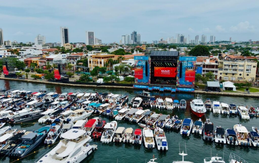 Vista aérea del Festival Náutico con decenas de embarcaciones durante las Fiestas de la Independencia.