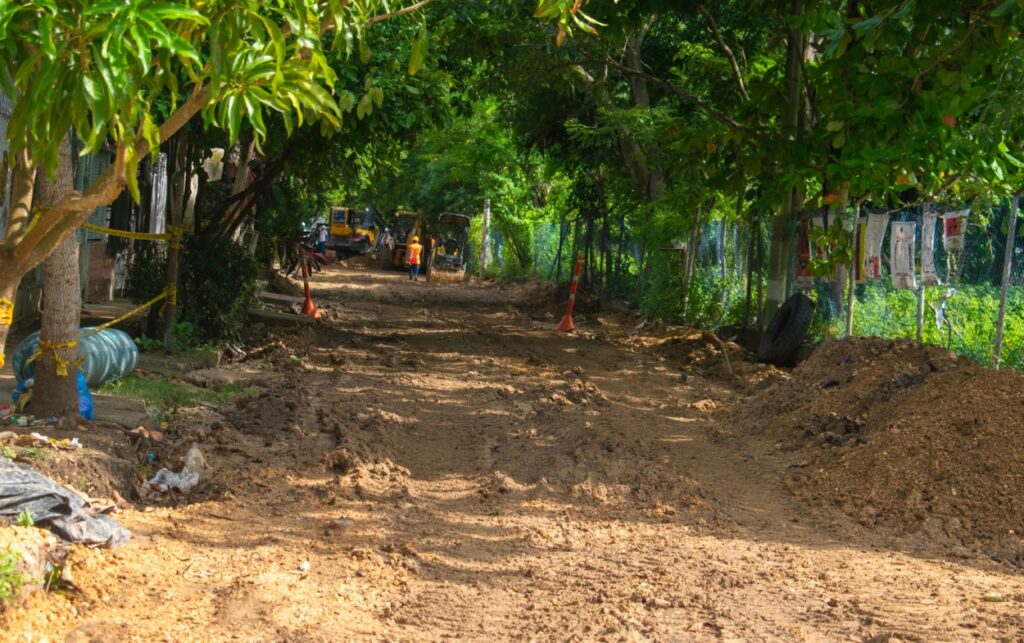 Vista general del terreno intervenido en la calle 12 de La Carolina, donde avanzan los trabajos de adecuación vial. 