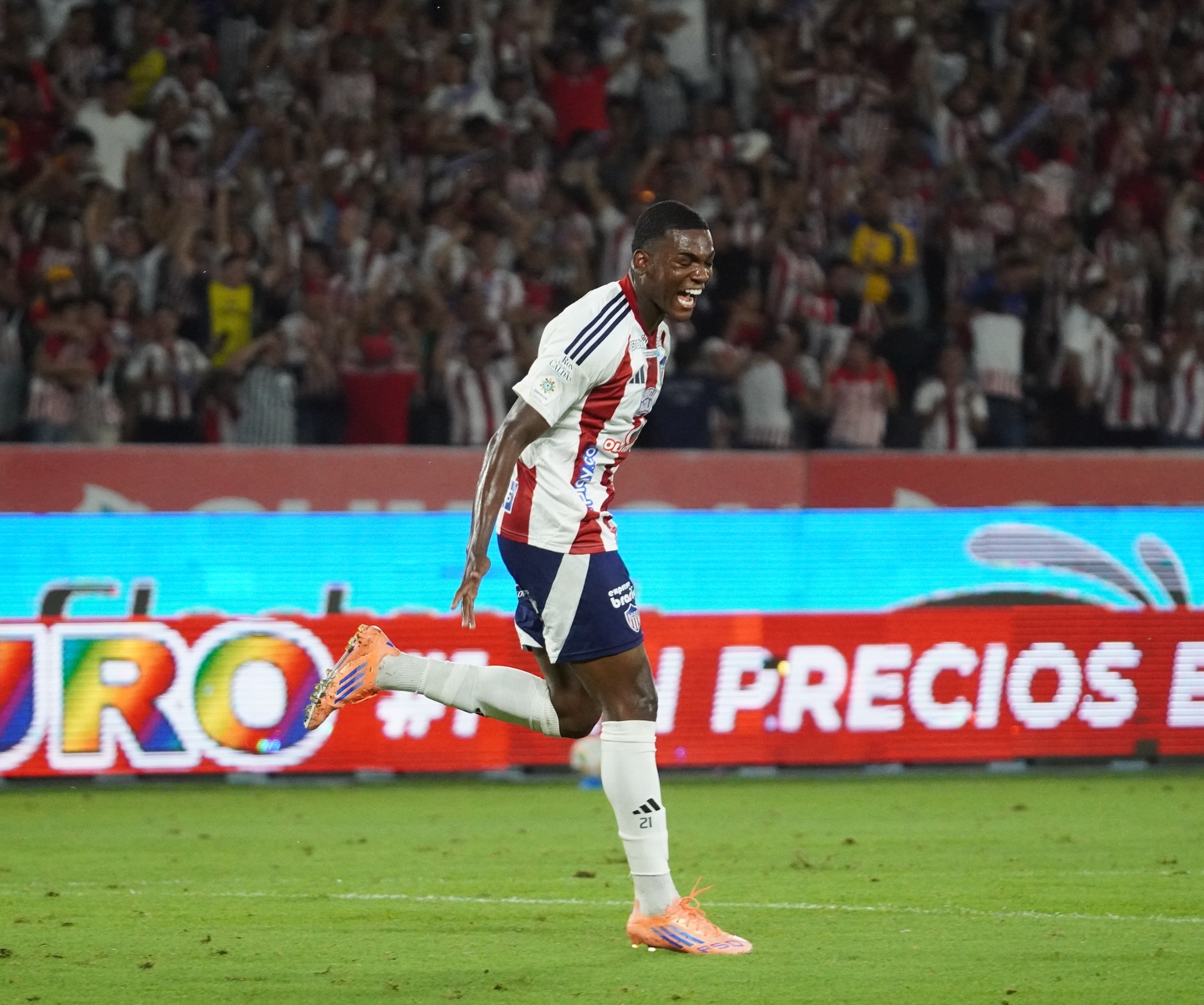 Joel Canchimbo celebra la anotación con la que empataba transitoriamente el compromiso entre Junior y Nacional