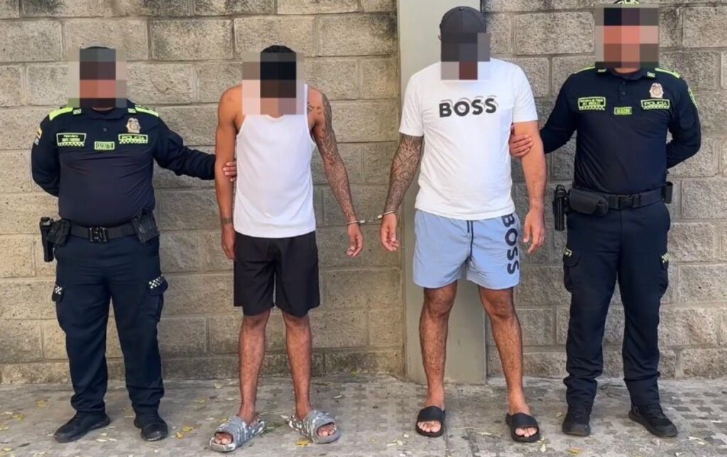 6 homicidios esclarecidos_ Momento en que la policía presenta a dos de los presuntos delincuentes.