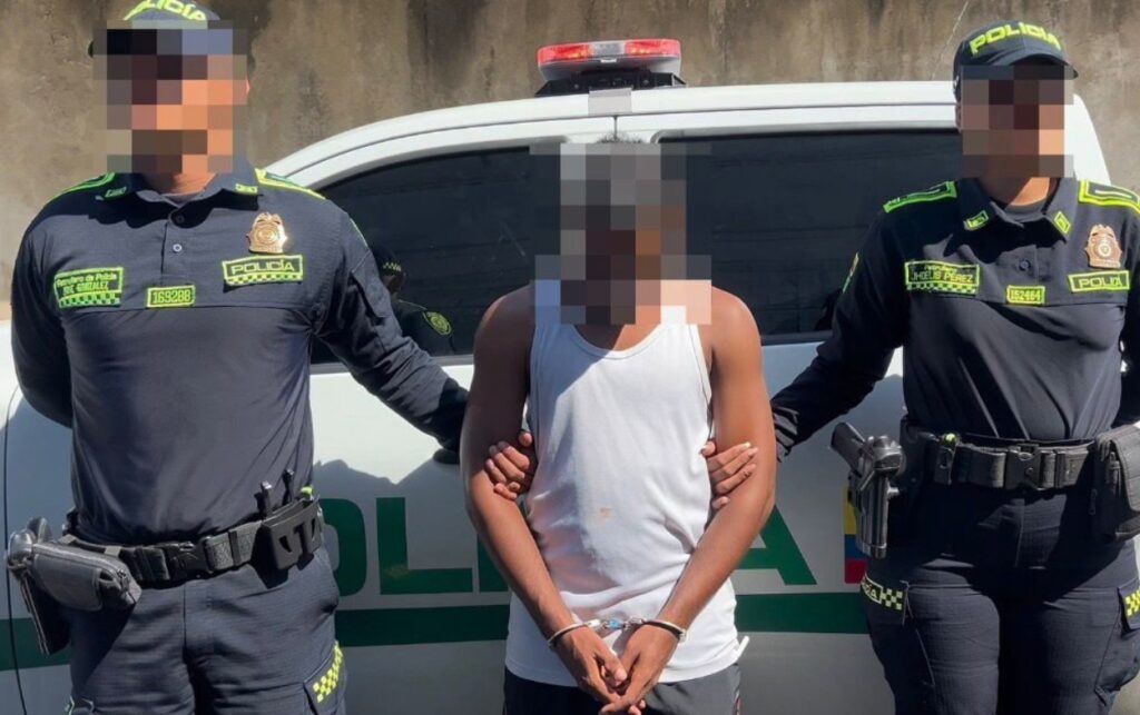6 homicidios esclarecidos_ alias “Jorgito” presentado esposado por miembros de la Policía