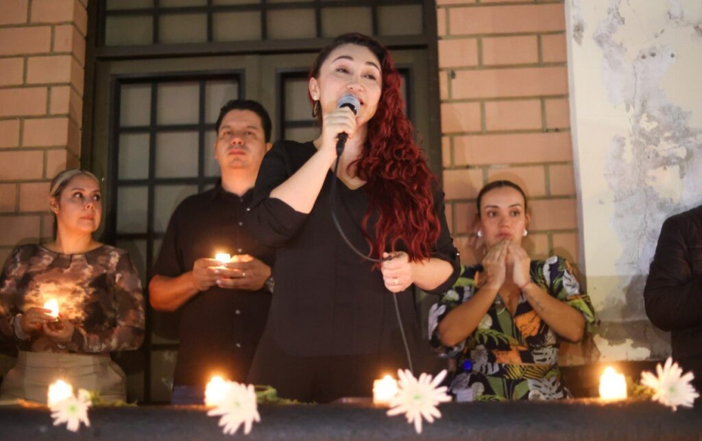 Alcaldesa de Bello Lorena González habla durante homenaje a jóvenes