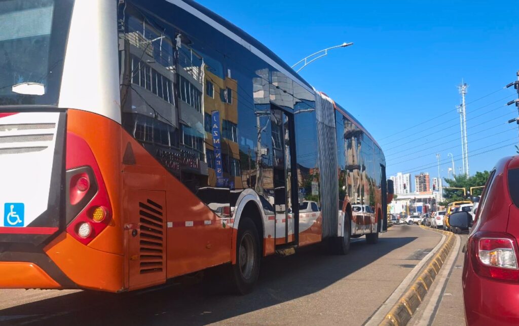 Articulado de Transcaribe prestando el servicio a los ciudadanos durante el paro de conductores.