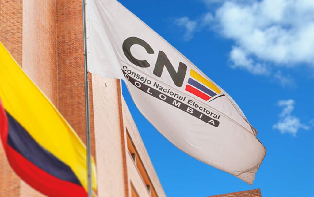 Bandera del Consejo Nacional Electoral ondeando frente a su sede, en el contexto de la decisión tomada por El CNE sobre el Pacto Histórico.