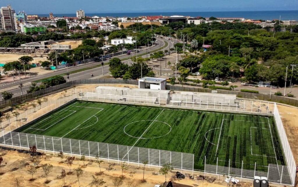 Cancha de fútbol 11 totalmente instalada con grama sintética dentro del Proyecto Nuevo Chambacú.