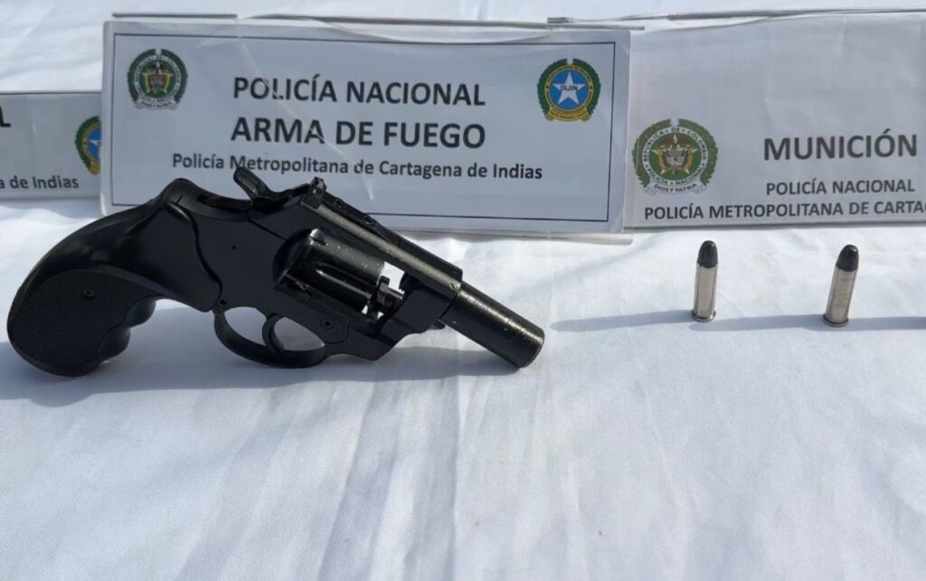 Detalle del revólver y cartuchos incautados en operativo contra el fleteo en Cartagena.