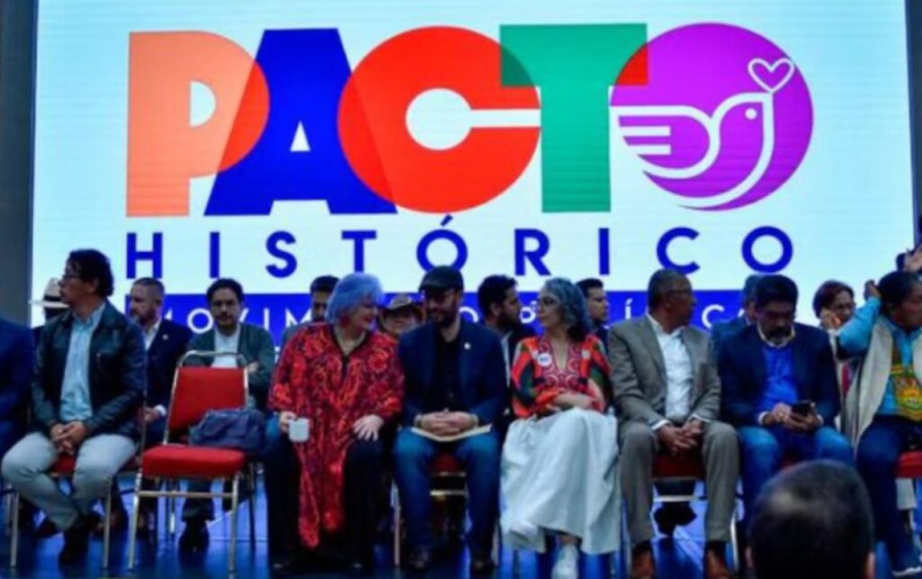 El CNE da luz verde. Dirigentes del Pacto Histórico reunidos en un evento público.