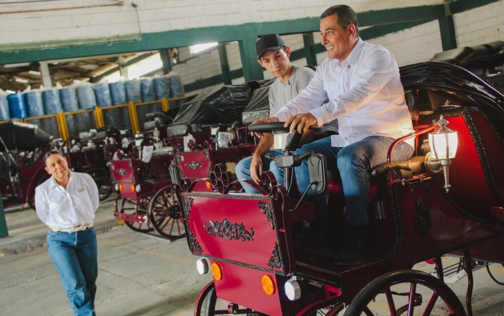 El alcalde de Cartagena prueba uno de los nuevos coches eléctricos en Cartagena dentro del taller donde se ensambla la flota turística.