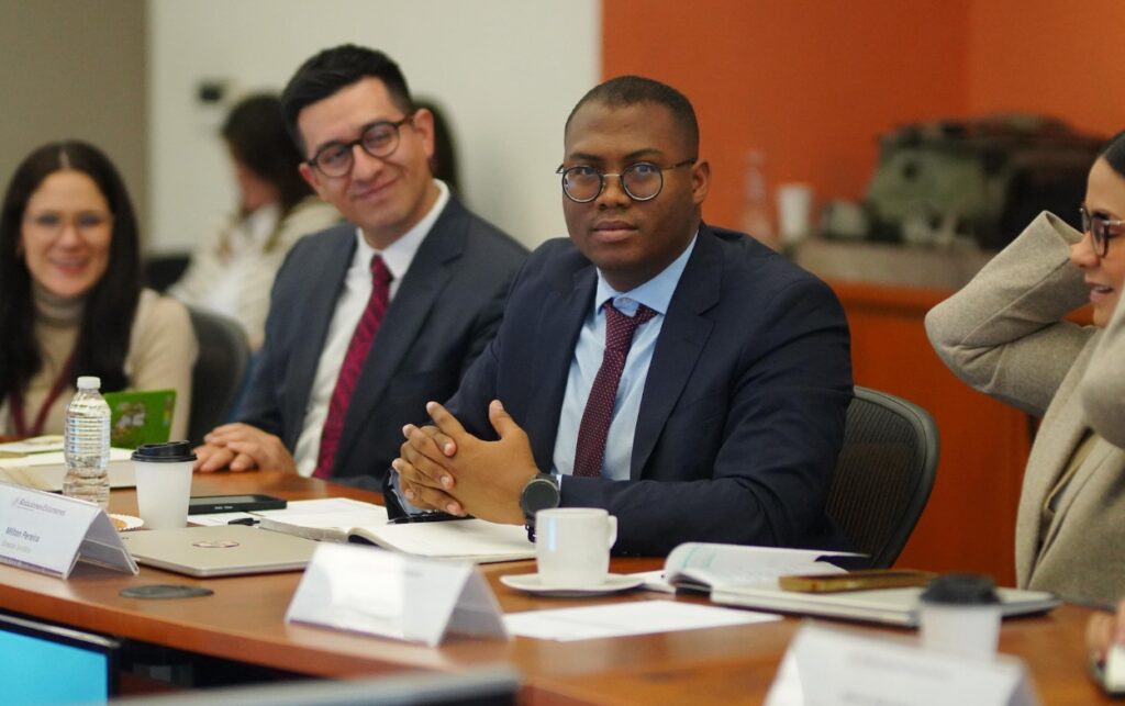 Imagen de archivo del jefe jurídico del Distrito, Milton Pereira, en una reunión. Defenderá ante la Corte el futuro de los coches eléctricos.