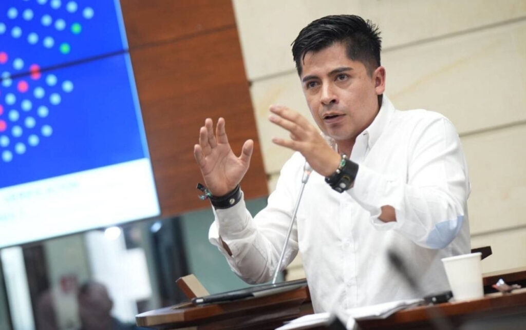 El senador Ariel Ávila hizo un análisis sobre el incremento del salario mínimo en Colombia. 