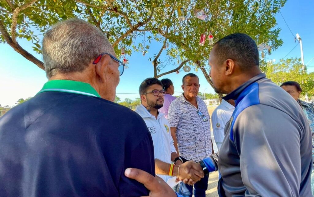 En Bayunca, funcionarios y líderes comunitarios se saludan durante la diligencia en la que recuperan más de 9 mil metros cuadrados para uso público..