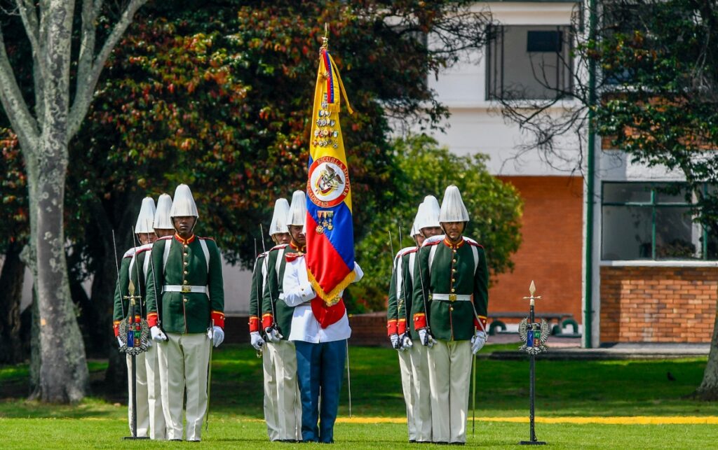 Escuadra de guardias militares formados alrededor de un estandarte oficial de Colombia durante el desfile solemne donde habló el presidente Gustavo Petro. 