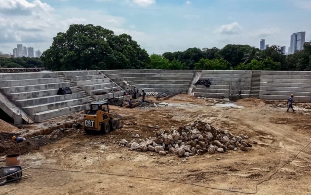 Graderías de concreto en construcción en el área de Ligas Mayores del Nuevo Chambacú.