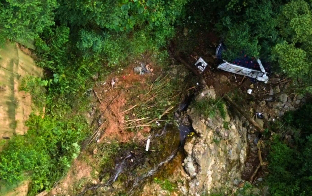 Imagen aérea del bus accidentado en zona montañosa de Remedios, donde murieron 17 personas vinculadas al Liceo Antioqueño.