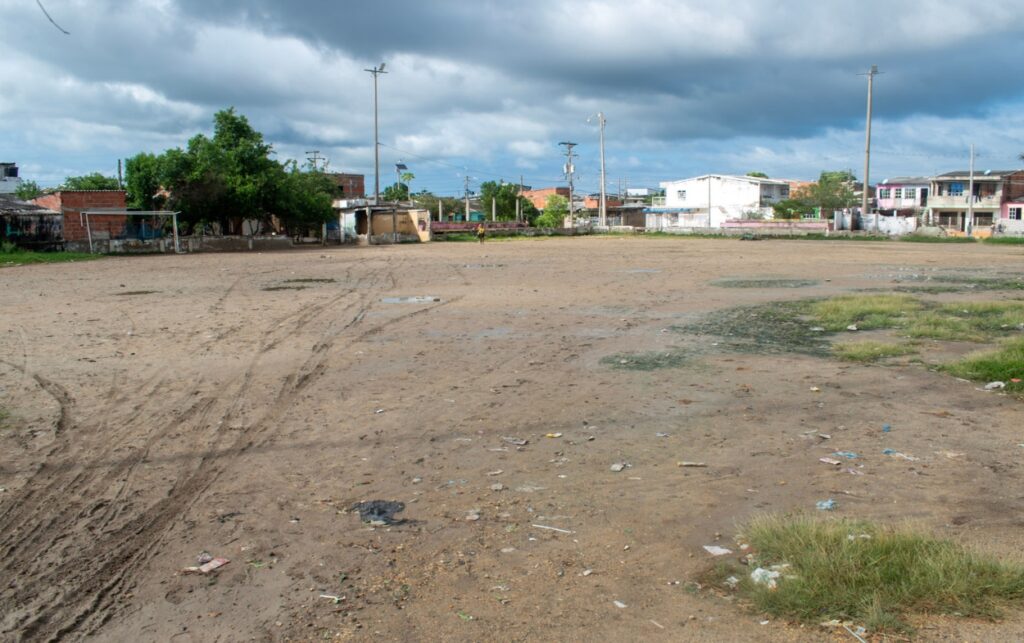 Piden intervención urgente: imagen amplia de la cancha comunitaria con signos de abandono.