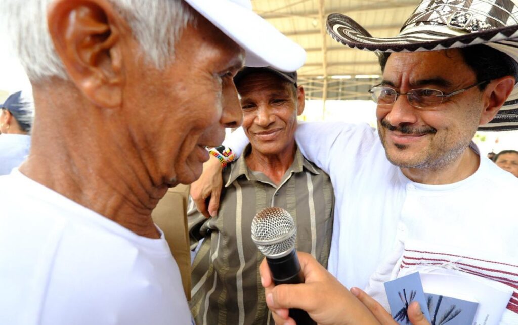 Iván Cepeda dialoga con líderes comunitarios durante encuentro ciudadano. 