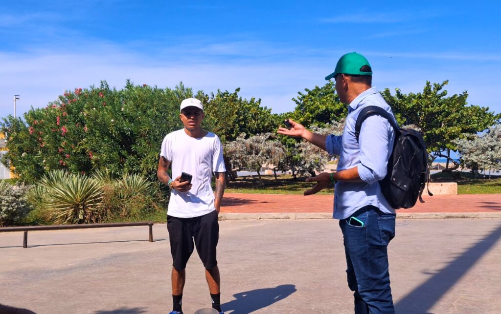 La campaña Cagarla es no recogerla conversa con jóvenes en el parque lineal de Crespo para promover responsabilidad en los dueños de mascotas