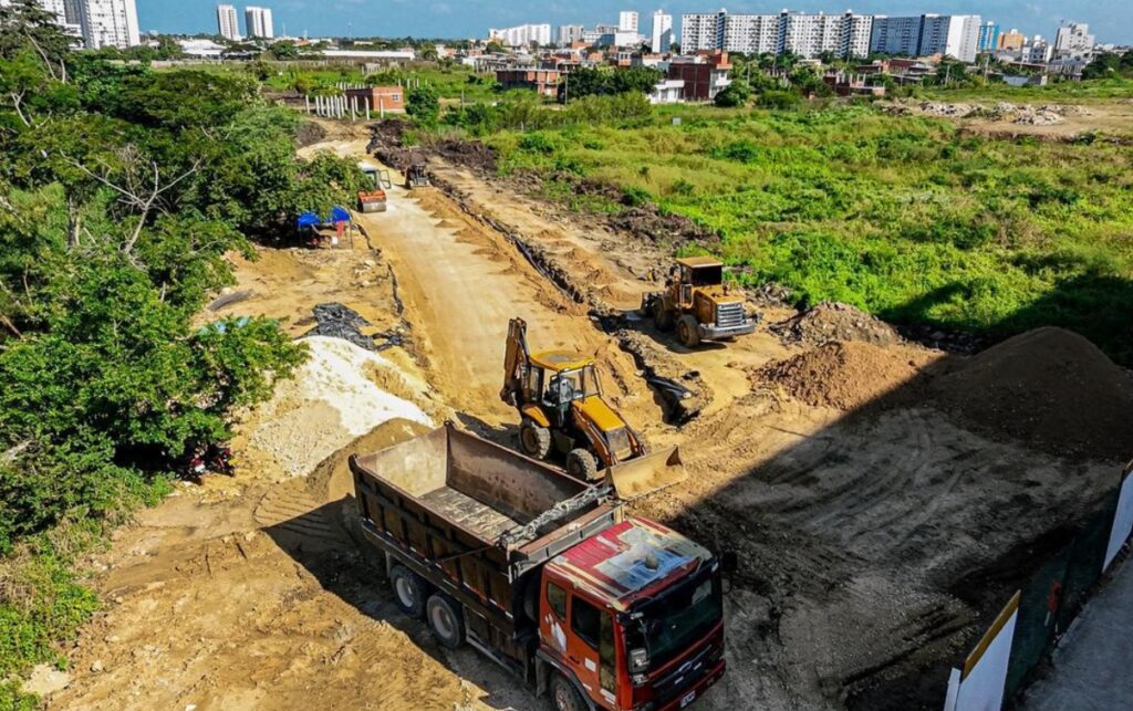 Maquinaria en operación durante la adecuación de la vía alterna del proyecto, mientras en un 69% avanza el intercambiador de La Carolina. 