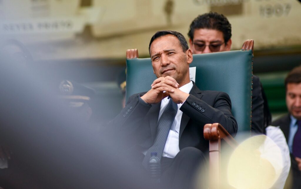 Ministro Pedro Sánchez, sentado en una silla protocolaria durante el discurso del presidente Gustavo Petro. 