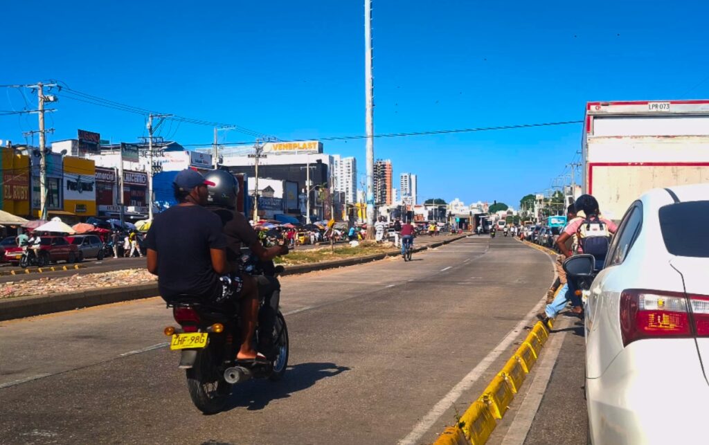 Motociclista invadiendo el carril exclusivo de Transcaribe una de la principales amenazas que denuncian en el paro de conductores.
