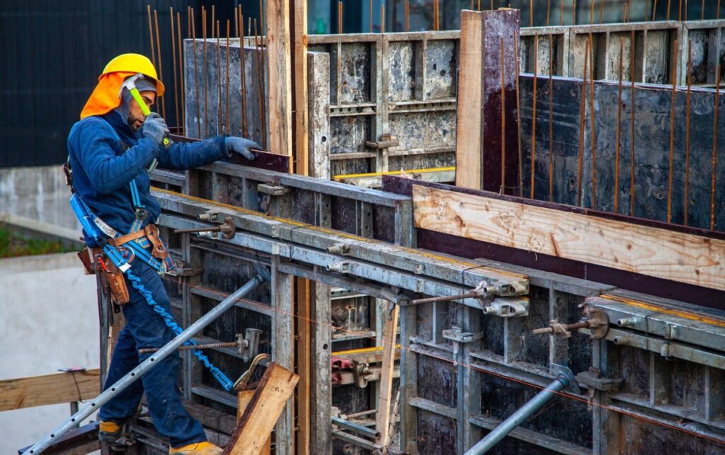 Obrero del sector construcción trabaja en una edificación mientras el salario mínimo quedó en $1.746.882 y reabre el debate sobre ingresos y empleo en Colombia. 