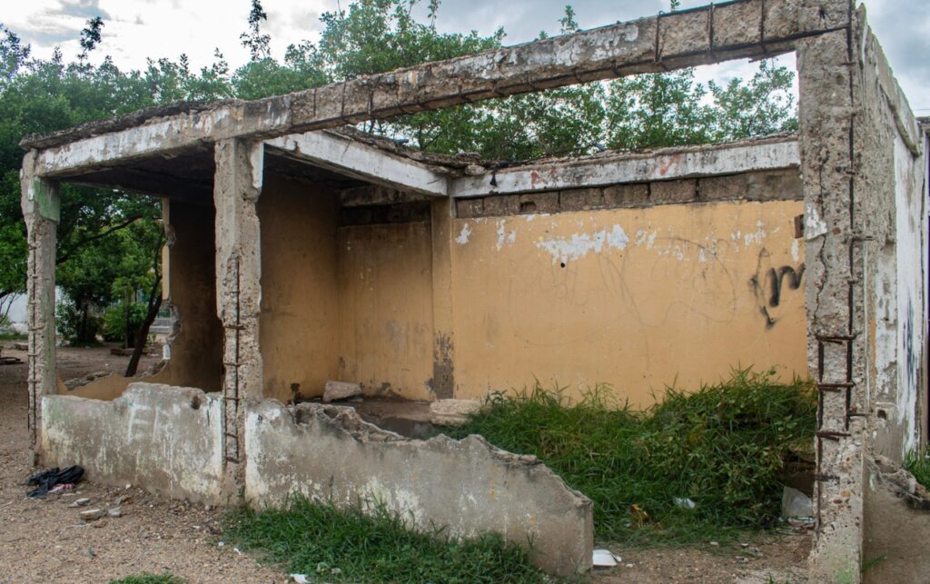 Piden Intervención urgente. Estructura desgastada del antiguo camerino junto al campo deportivo.