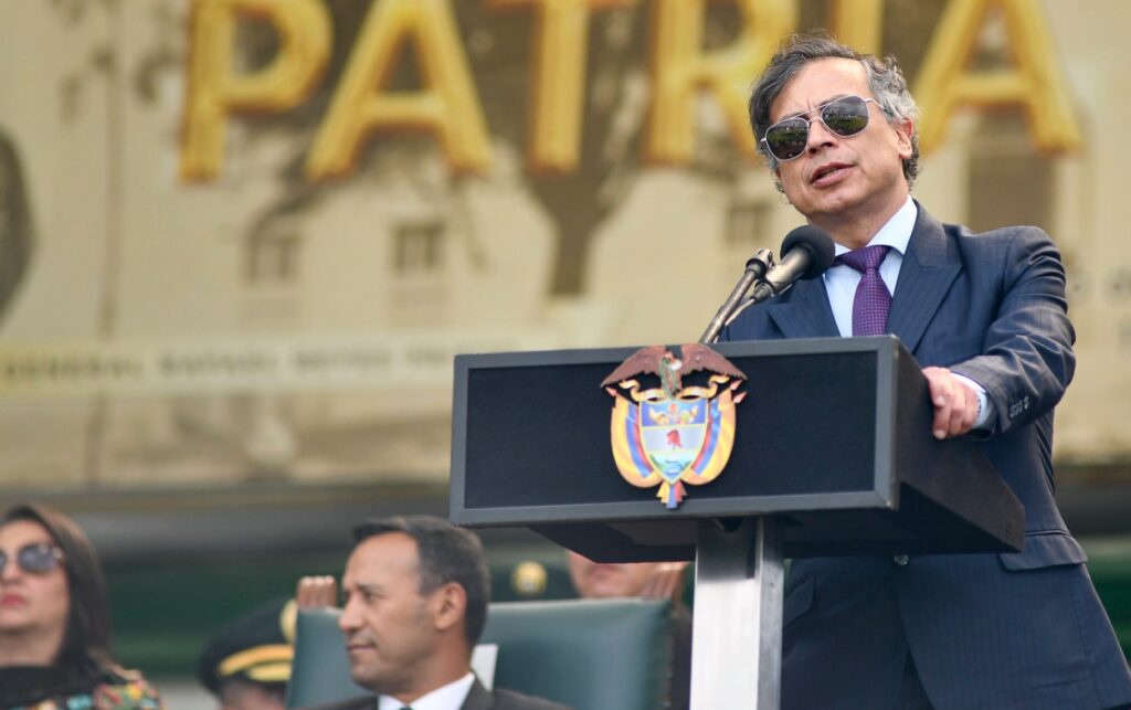 Presidente Gustavo Petro ofreció un discurso en tarima oficial ante un fondo que destaca la palabra “Patria”, durante el acto militar. 