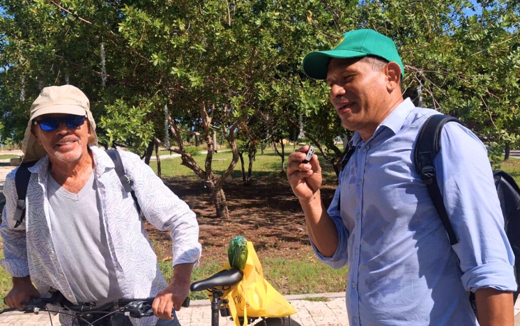 Recorrido en el parque lineal de Crespo durante la campaña Cagarla es no recogerla, el activista Anderson Tirado dialogando con un ciudadano