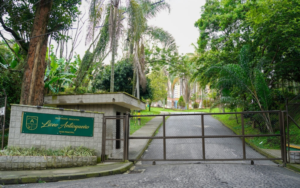 Sede principal del Liceo Antioqueño, institución afectada por la tragedia que dejó varios estudiantes fallecidos y heridos. 
