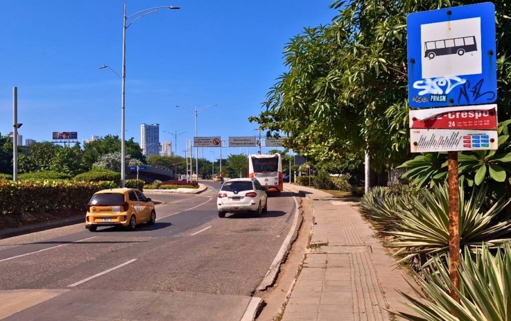 Señal de paradero de bus deteriorada y con grafitis en el sector de Crespo, Cartagena.