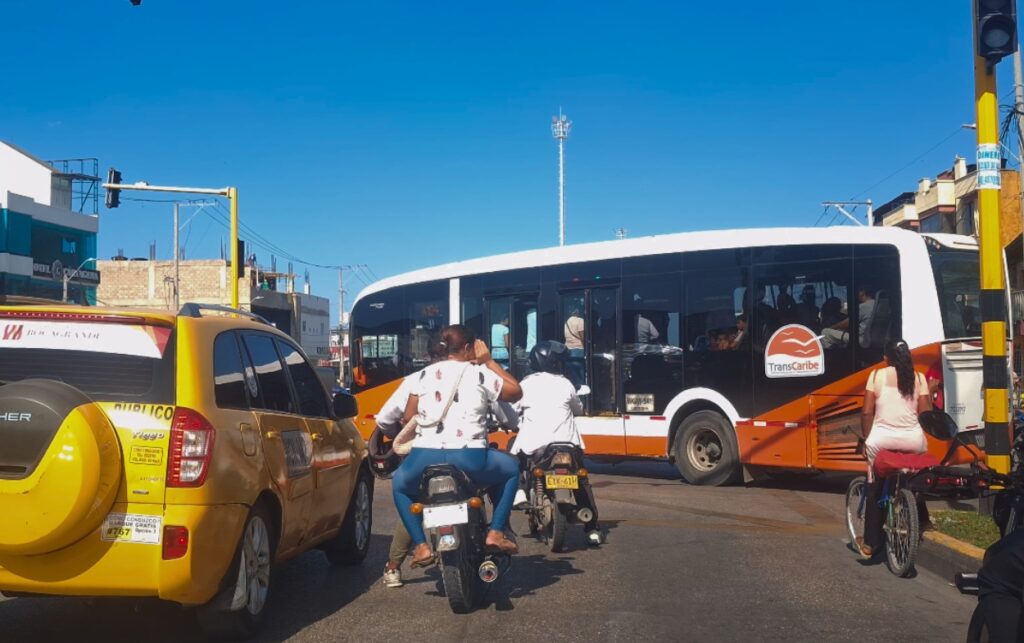 Un bus de Transcaribe giró en un cruce vehicular lleno de taxis y motos durante el paro de conductores.