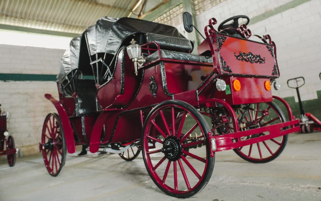 Vista lateral de uno de los coches eléctricos en Cartagena durante el proceso de alistamiento en la planta de fabricación.