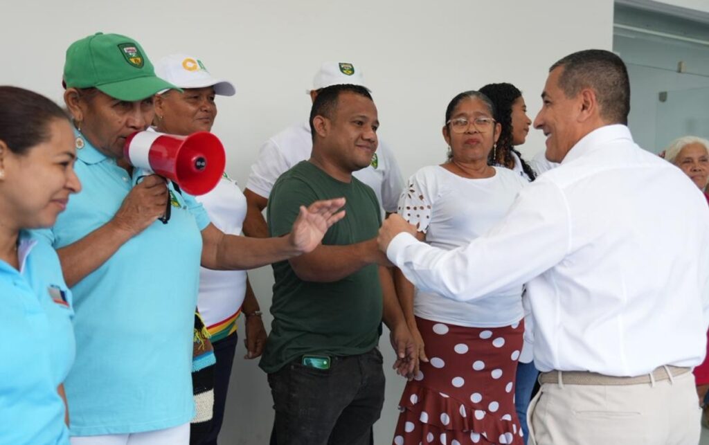 14 años después, comunidad de Nelson Mandela acompaña la apertura del hospital durante el acto inaugural. 