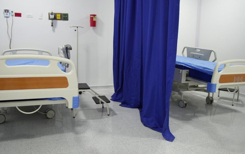 14 años después, sala clínica del hospital de Nelson Mandela lista para atención médica y procedimientos. 