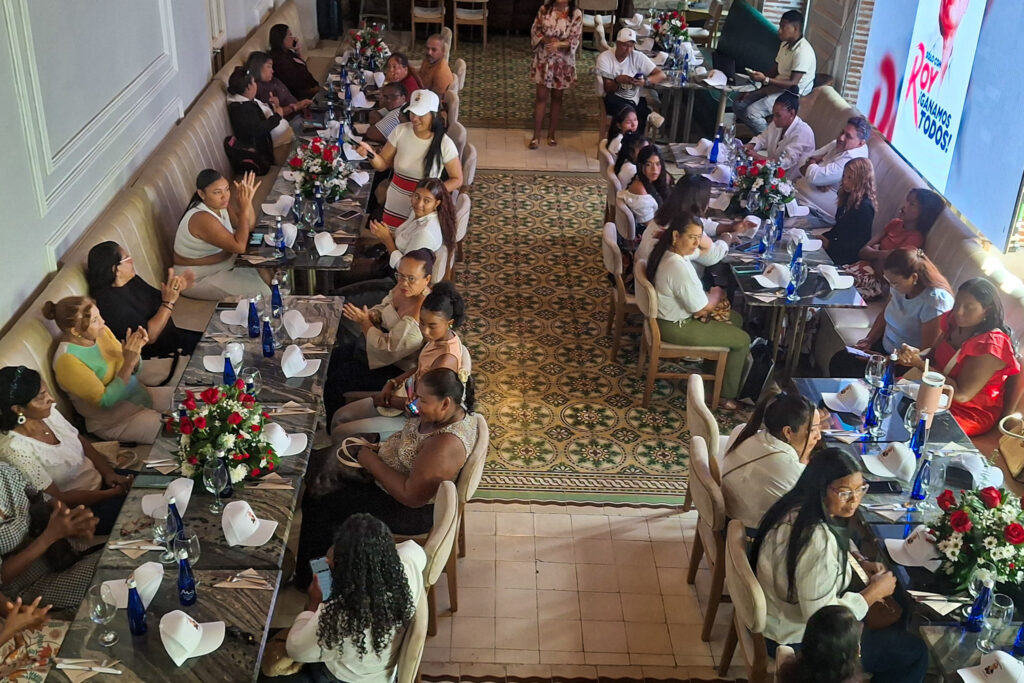 Mujeres lideresas reunidas en Cartagena durante encuentro de Roy Barreras con simpatizantes.