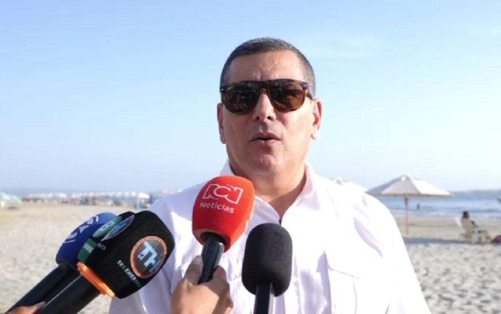 Alcalde de Cartagena, Dumek Turbay, durante atención a medios, en el contexto del debate por el Seguro Obligatorio en zonas de Parques Nacionales. 