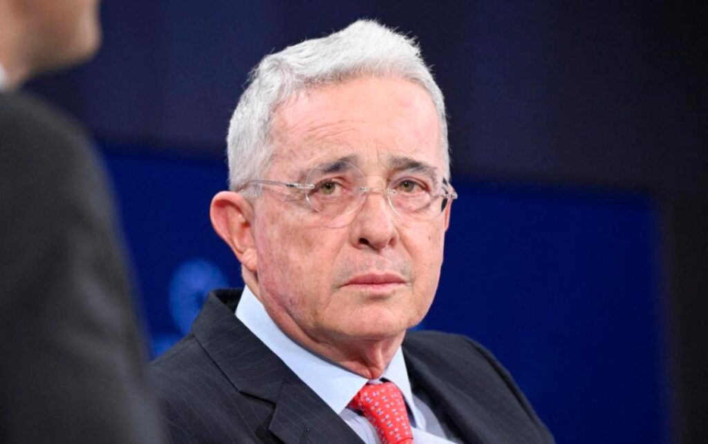 Álvaro Uribe Vélez en imagen de archivo asociada al debate con el Presidente Petro por dólar, empleo e inversión. 
