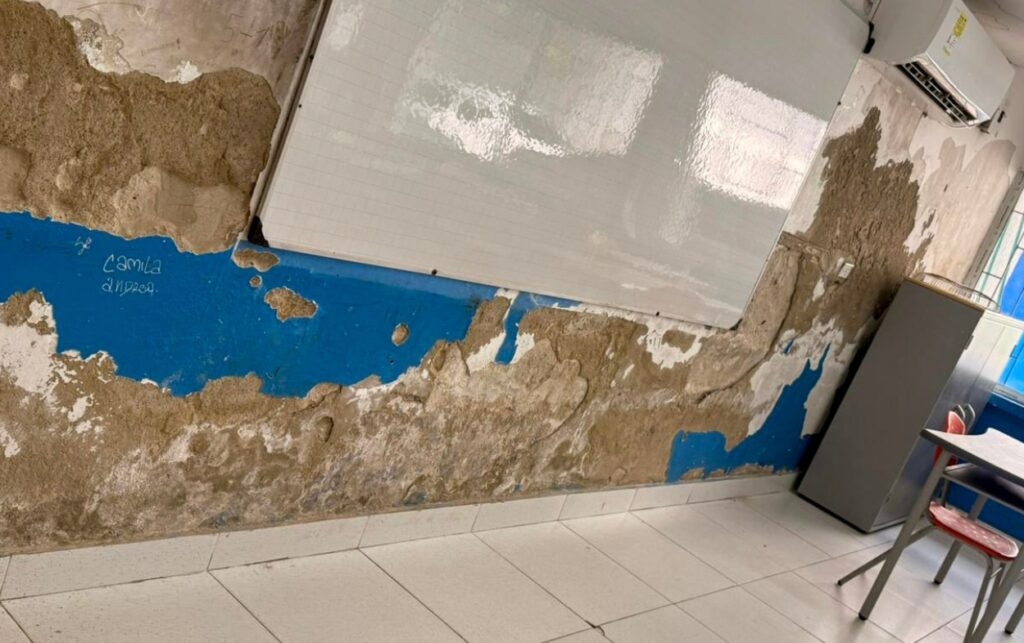 Aula con humedad, paredes agrietadas y pintura desprendida en el José de la Vega, condiciones denunciadas por padres de más de 3 mil estudiantes. 