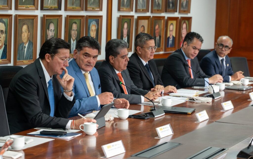 Autoridades nacionales analizan medidas de seguridad y control para proteger 13 mil puestos de votación durante reunión de seguimiento electoral.