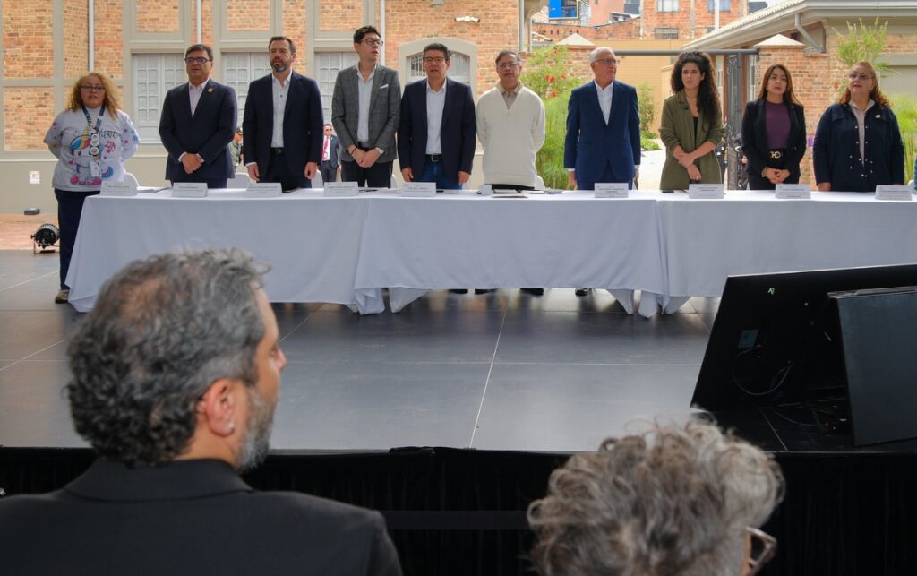Autoridades nacionales durante acto oficial en el Hospital San Juan de Dios, clave en la recuperación del complejo hospitalario. 