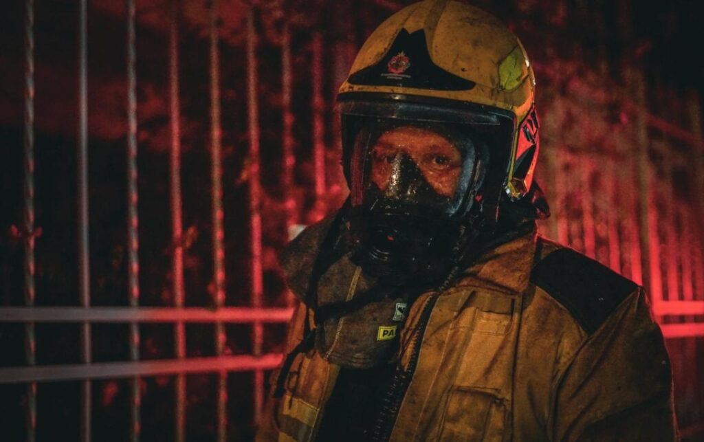 Bombero con equipo de protección tras controlar incendio en los Calamares sin personas lesionadas, según reporte oficial. 